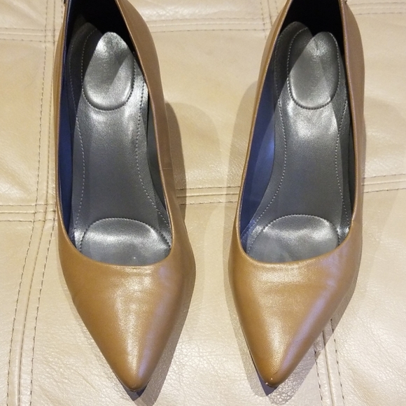 Calvin klein tan with 3" wooden wedge - Picture 3 of 6